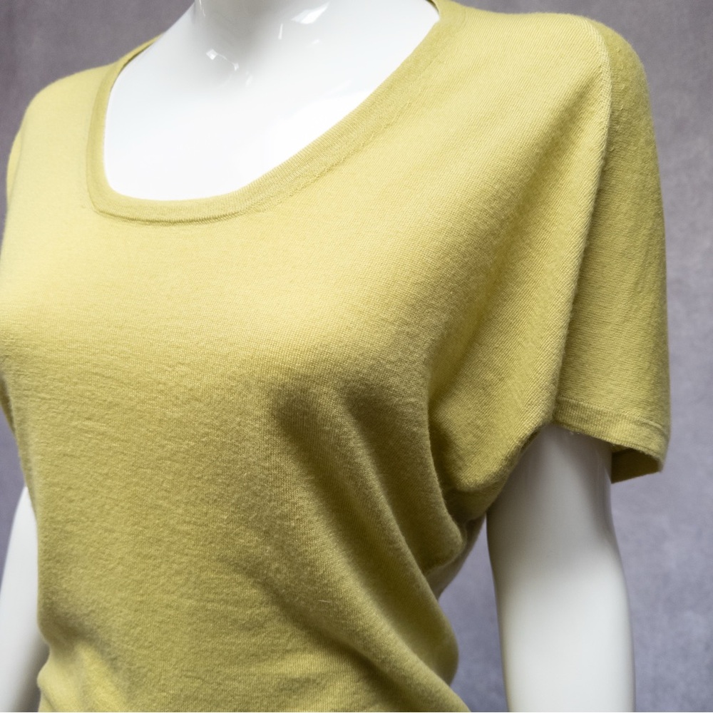 Cashmere Loro Piana vintage short sleeve top, yellow w/ goldtone branding detail - Picture 3 of 10